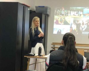 HPSNZ presenter talking to athletes